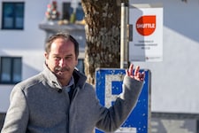 Johann Gassner ist stolz auf die neuen Kleinbushaltestellen, die die externen Ortsteile mit ...
