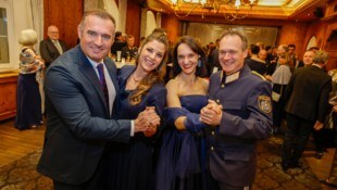 Landespolizeidirektor Bernhard Rausch (re.) mit Lebensgefährtin Annemarie Weißenbacher. Gut ...