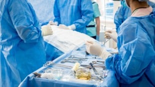 In Italien liegt ein kleiner Bub seit mehr als 50 Tagen auf der Intensivstation, nachdem ihm ein ...