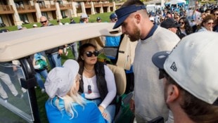 Weil Taylor Swifts Verlobter Travis Kielce beim AT &amp; T Pebble Beach Pro Am mitspielte, gab ...