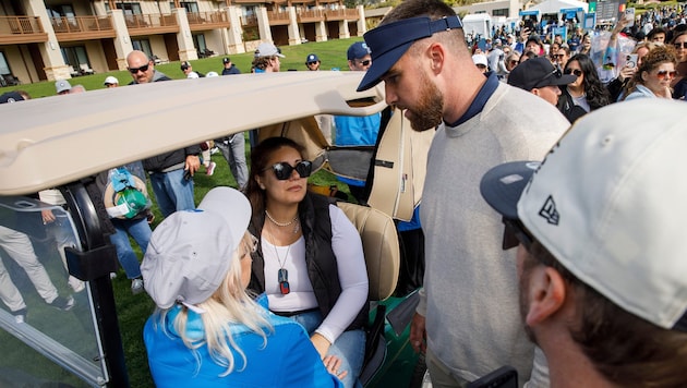 Weil Taylor Swifts Verlobter Travis Kielce beim AT & T Pebble Beach Pro Am mitspielte, gab es ...