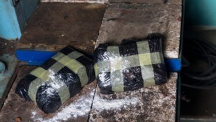 Insgesamt 100 Pakete Kokain wurden an Bord des Schiffes gefunden. (Symbolbild)
