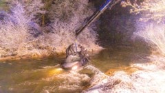 Der Wagen wurde aus dem Fluss geborgen.