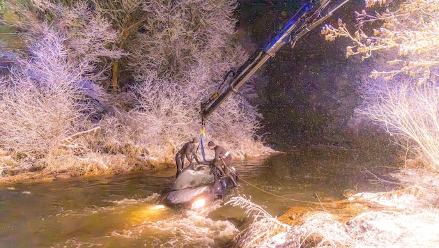 Der Wagen wurde aus dem Fluss geborgen.