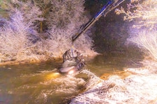 Der Wagen wurde aus dem Fluss geborgen.