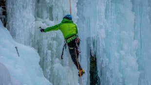 Die Frau rutschte auf einer Eisplatte aus und stürzte rund 70 Meter über steiles und ...