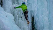 Die Frau rutschte auf einer Eisplatte aus und stürzte rund 70 Meter über steiles und ...