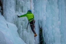 Die Frau rutschte auf einer Eisplatte aus und stürzte rund 70 Meter über steiles und ...