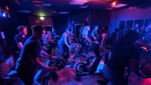 Wie in einer Disco fühlt es sich im „beCycle“-Studio in Villach an. Mit der richtigen Musik geht ...
