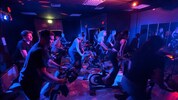 Wie in einer Disco fühlt es sich im „beCycle“-Studio in Villach an. Mit der richtigen Musik geht ...