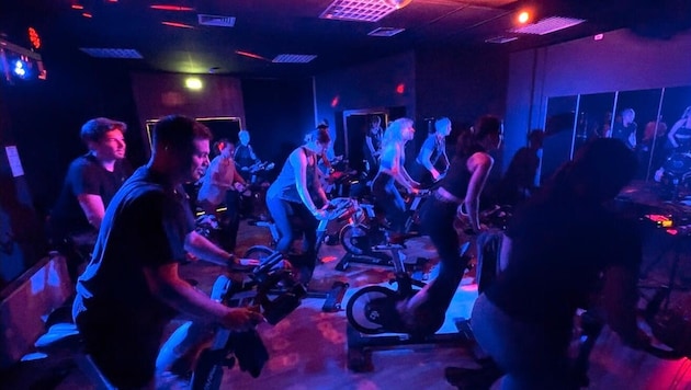 Wie in einer Disco fühlt es sich im „beCycle“-Studio in Villach an. Mit der richtigen Musik geht ...