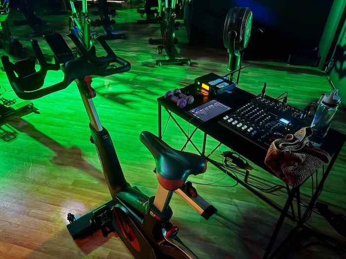 Ein Mischpult neben dem Rad der Trainerin sorgt für beste Stimmung.