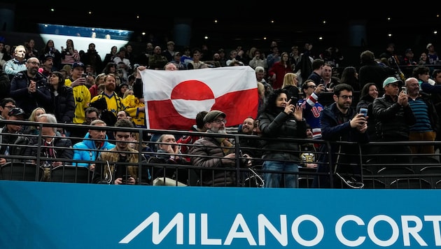 Eine Grönland-Flagge auf der Tribüne sorgte beim Eishockey-Spiel der USA für Aufsehen.