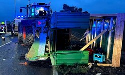 Zwei Autos touchierten den Faschingsanhänger in NÖ – dieser stürzte anschließend um. 