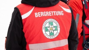 Mitglieder der Bergrettung bargen den verletzten Jugendlichen, der nur mit Jeans und Sneakers ...