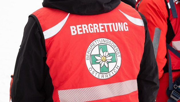 Mitglieder der Bergrettung bargen den verletzten Jugendlichen, der nur mit Jeans und Sneakers ...