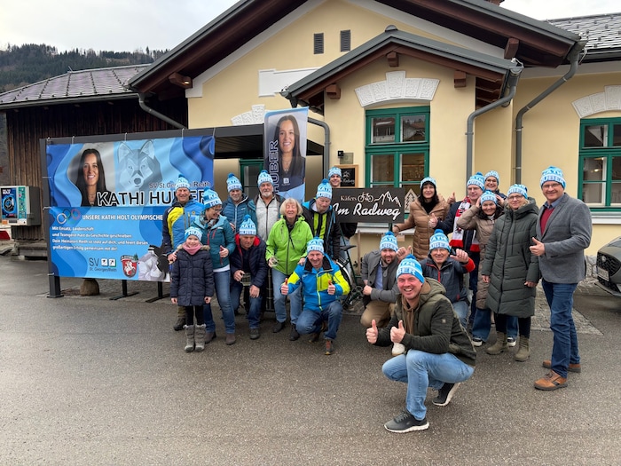 Der Huber-Fanklub stürmt das Gasthaus „Käfers am Radweg“ für die Gold-Party