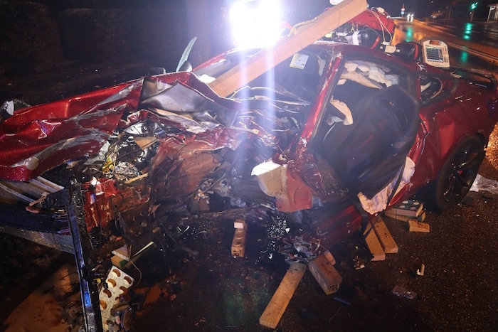 Der Lenker wurde schwer verletzt befreit.