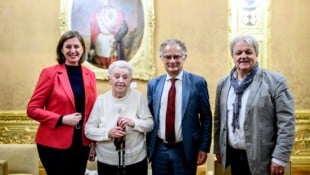 Veränderten FinanzOnline: Staatssekretärin Barbara Eibinger-Miedl (ÖVP), Erna Pauer, ...