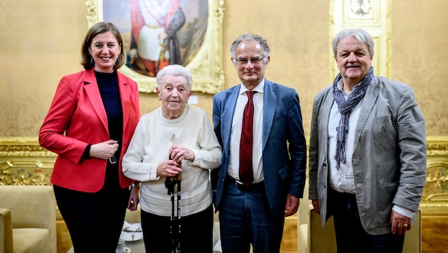 Veränderten FinanzOnline: Staatssekretärin Barbara Eibinger-Miedl (ÖVP), Erna Pauer, ...