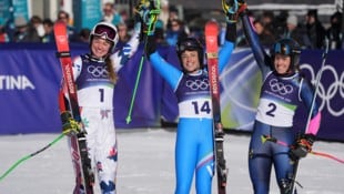 Thea Louise Stjernesund, Federica Brignone und Sara Hector (von li. nach re.) strahlen mit der ...