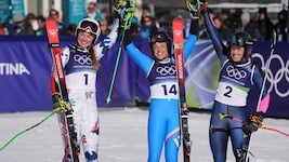 Thea Louise Stjernesund, Federica Brignone und Sara Hector (von li. nach re.) strahlen mit der ...