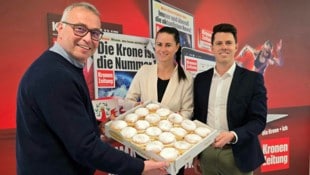 Gerd Jonak (links) und Simon Franzoi (WK Tirol) mit Redakteurin Jasmin Steiner.