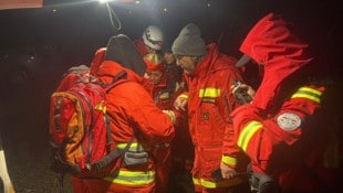 Mitten in der Nacht bei Temperaturen um die null Grad und beginnendem Schneefall suchten die ...