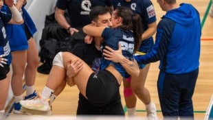 Anastasija Simic wurde von ihrem Freund Boris Nikolic vom Feld getragen.