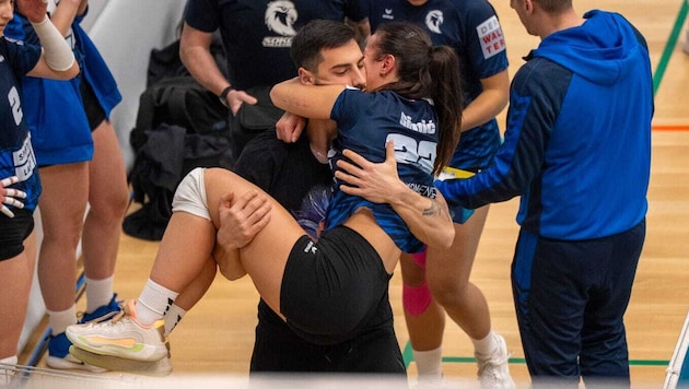 Anastasija Simic wurde von ihrem Freund Boris Nikolic vom Feld getragen.