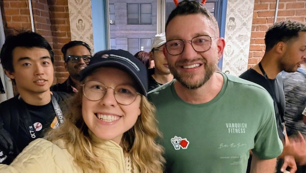 Beim Selfieknipsen: die Eggendorferin Eva Christine Reder mit Peter Steinberger