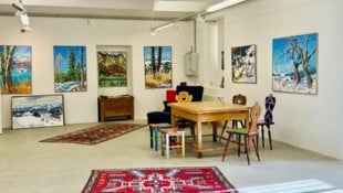 Die Wände der Galerie werden auch mit den neuesten Werken des Künstlers und Berg-Enkels Harald ...