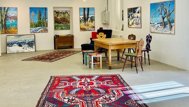 Die Wände der Galerie werden auch mit den neuesten Werken des Künstlers und Berg-Enkels Harald ...