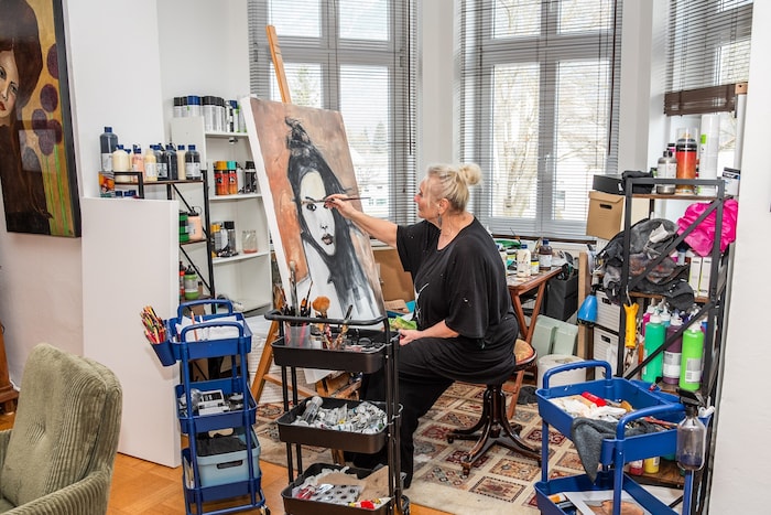 In ihrem Atelier in Reichenau malt sie, mit Blick auf die Rax.