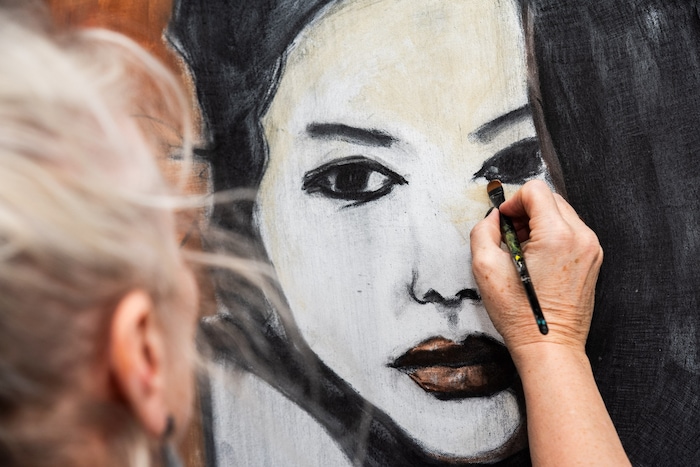 Die Augen sind Mikula das wichtigste in ihren Bildern. Sie werden auch immer ganz zum Schluß ...