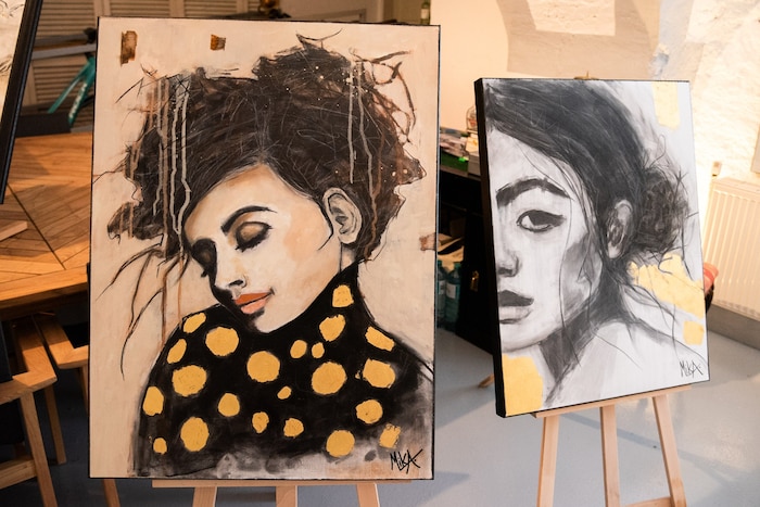 Immer wieder probiert sie neue Techniken aus. Handgeschöpftes Bütenpapier aus Irland, ...