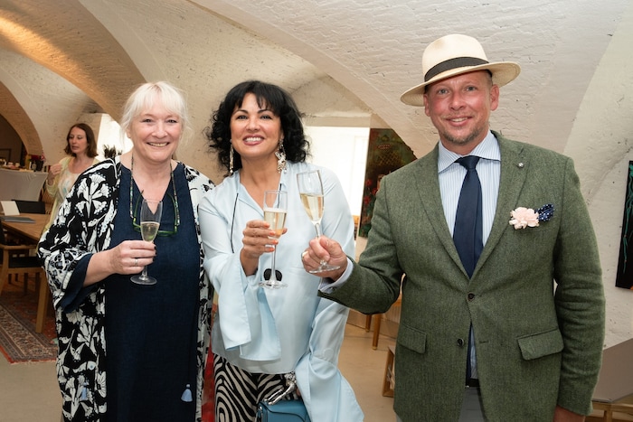 Im Bild: Sieglinde Mikula, Anna Netrebko und Modezar und Galeriebesitzer Werner Kaizar