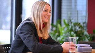 Olympiasiegerin Ariane Rädler im entspannten Interviewtermin – mit Goldmedaille.