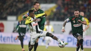 Im Derby ging‘s offenbar nicht nur am Platz heiß her. 