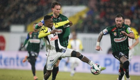 Im Derby ging‘s offenbar nicht nur am Platz heiß her. 