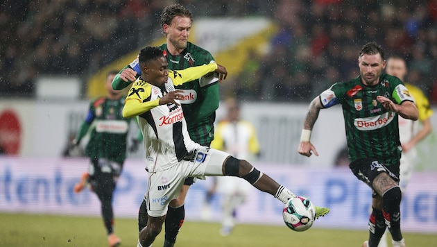 Im Derby ging‘s offenbar nicht nur am Platz heiß her.