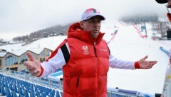 Cheftrainer Marko Pfeifer stellt sich vor seine Athleten.