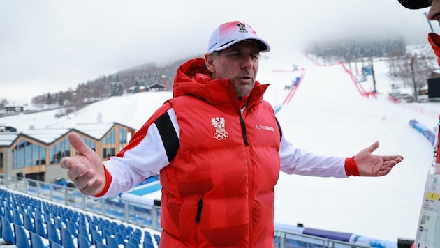 Cheftrainer Marko Pfeifer stellt sich vor seine Athleten.