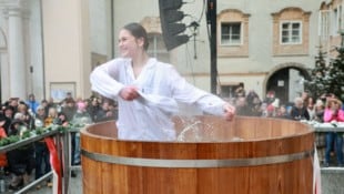 Der Sprung ins Wasser bildet für die Metzgeranwärterinnen und -anwärter den Abschluss der ...