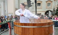 Der Sprung ins Wasser bildet für die Metzgeranwärterinnen und -anwärter den Abschluss der ...