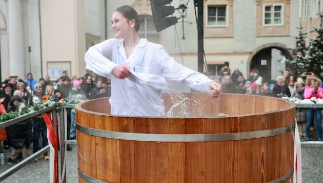 Der Sprung ins Wasser bildet für die Metzgeranwärterinnen und -anwärter den Abschluss der ...