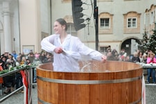 Der Sprung ins Wasser bildet für die Metzgeranwärterinnen und -anwärter den Abschluss der ...