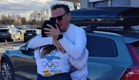 Fanklub-Chefin Nina Stelzer musste Papa Anton trösten.