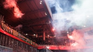 Leider keine KI-Montage: Raketen fliegen beim Wiener Fußball-Derby am Sonntag aus dem ...