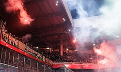 Leider keine KI-Montage: Raketen fliegen beim Wiener Fußball-Derby am Sonntag aus dem ...